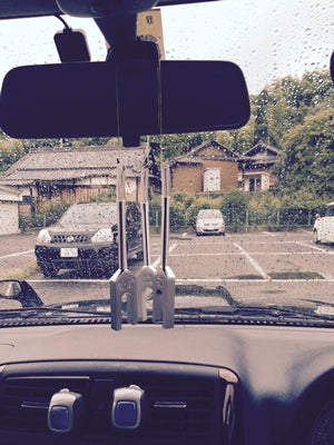 ルームミラーのところに吊り下げています。